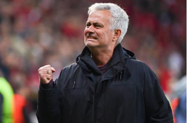 Mourinho khoc nuc no khi Roma vao CK Europa League