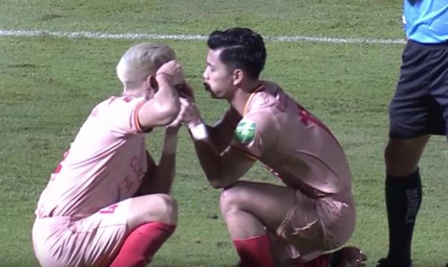 Văn Thanh 'chu môi' thổi bụi rơi vào mắt Hồ Tấn Tài