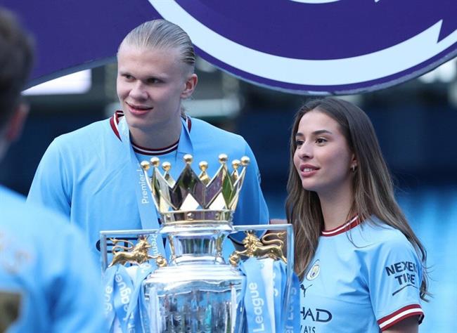 Haaland ra mắt bạn gái trong ngày cùng Man City đăng quang chức vô địch