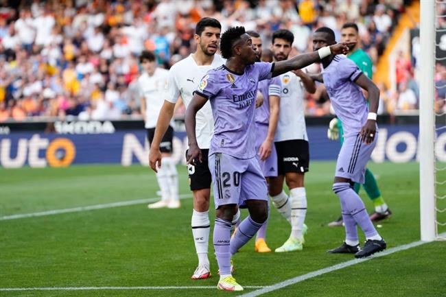 Cầu thủ Valencia chỉ trích CĐV nhà vì lăng mạ Vinicius