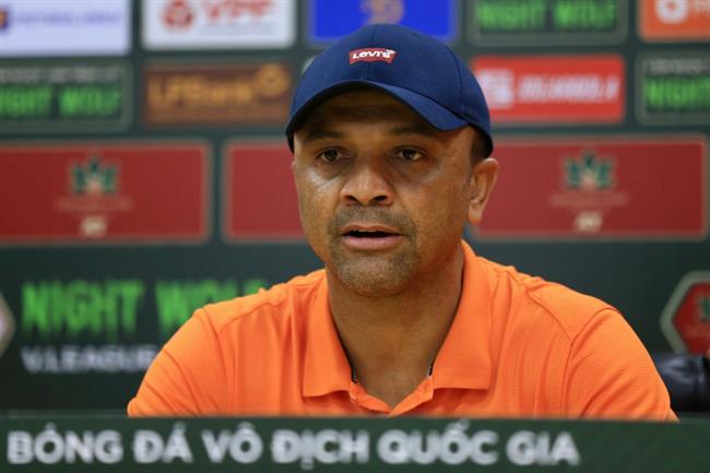 HLV CAHN: Baggio còn sút hỏng phạt đền nữa là Văn Hậu