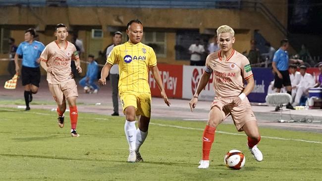 Hồ Tấn Tài xuất hiện với diện mạo mới trong trận thắng SLNA