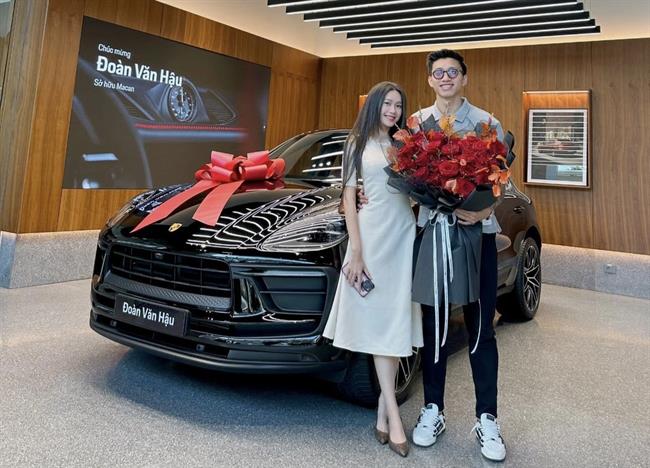 Văn Hậu sánh đôi cùng Hải My trong ngày tậu xế hộp khủng