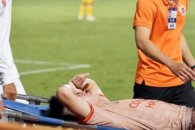 Lê Văn Đô chấn thương, rời sân bằng cáng trong trận đấu của CA Hà Nội 1