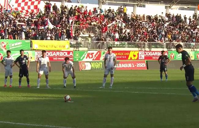 Bùi Hoàng Việt Anh mắc sai lầm, Hà Nội nhận bàn thua sớm trước HAGL