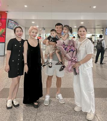 Quang Hải hạnh phúc khi gặp lại gia đình, chuẩn bị hội quân cùng ĐT Việt Nam 1