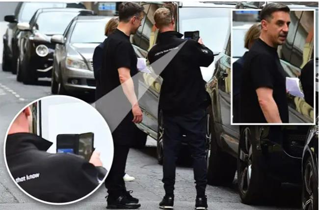 CĐV MU đâm vào xe của Gary Neville và cái kết bất ngờ