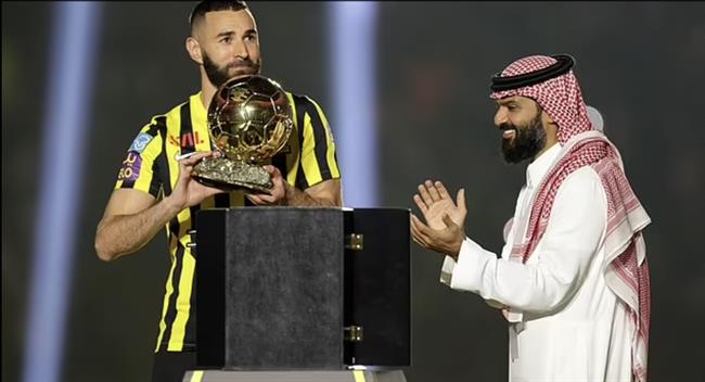 Khoảnh khắc Benzema khoe QBV trong ngày ra mắt tại Saudi Arabia