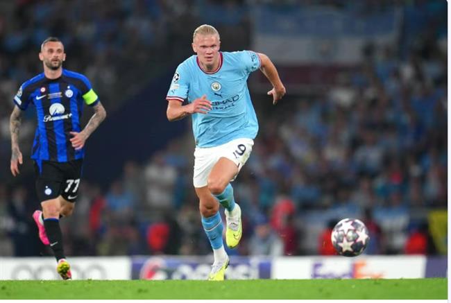 Erling Haaland sánh ngang Cristiano Ronaldo