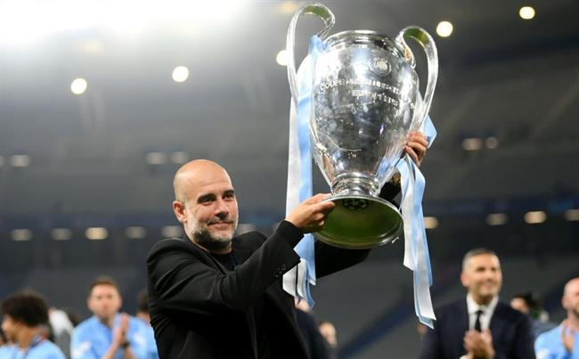 Sir Alex Ferguson chúc mừng Pep Guardiola sau cú ăn ba 1