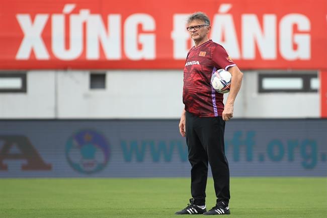 Chờ tài xoay sở của HLV Troussier