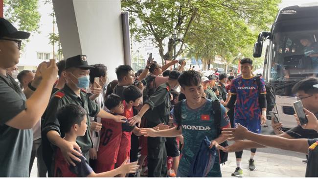 Quang Hải, Công Phượng được NHM săn đón ở SVĐ Lạch Tray