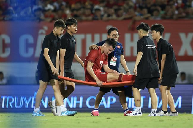 Tiền vệ Hoàng Đức dính chấn thương ở trận gặp Hồng Kông