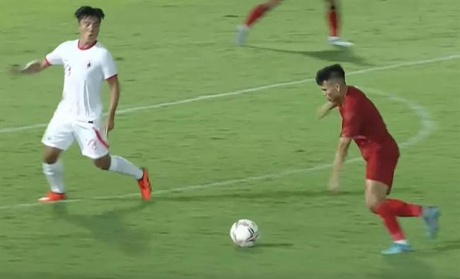 Phạm Xuân Mạnh hụt 'siêu phẩm' ghi bàn trước khung thành Hồng Kông