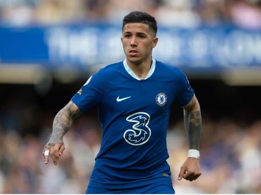 Enzo Fernandez trong màu áo Chelsea Enzo Fernandez trong mau ao Chelsea