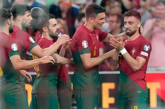 Bruno Fernandes toa sang truoc Bosnia