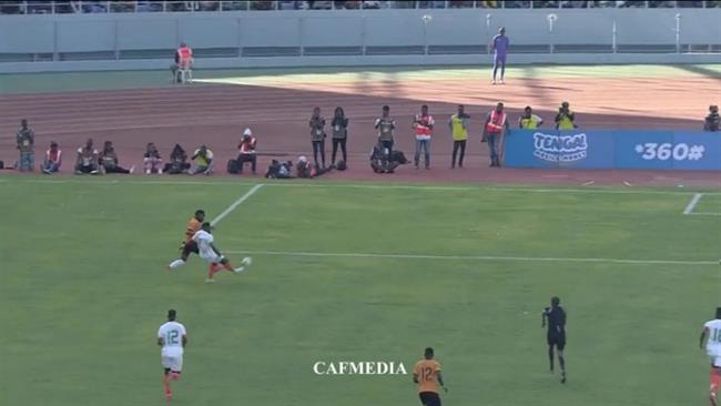 Tình huống phản lưới nhà khó tin của Serge Aurier Tinh huong phan luoi nha kho tin cua Serge Aurier