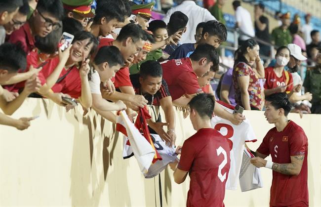 VIDEO: Văn Hậu, Duy Mạnh nán lại sân ký tặng NHM sau trận thắng Syria