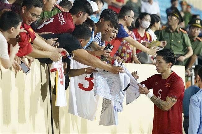 VIDEO Văn Hậu, Duy Mạnh nán lại sân ký tặng NHM sau trận thắng Syria 1