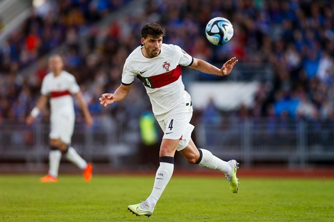 Ruben Dias gây tranh cãi khi ngăn CĐV tiếp cận Ronaldo