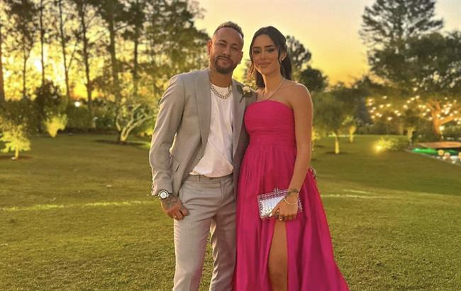 Neymar công khai xin lỗi bạn gái vì nhiều lần cắm sừng