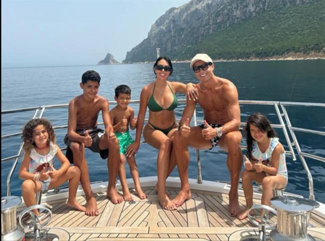 Bạn gái bất ngờ để lộ thói quen sốc của Ronaldo