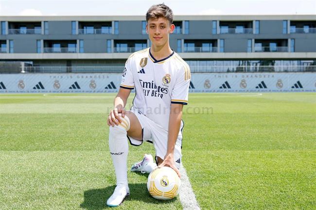 Hành động ấm áp của tân binh Real Madrid trong lễ ra mắt CLB