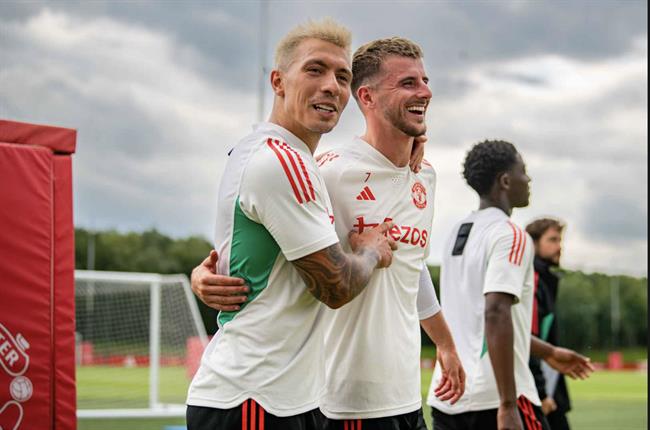 Mason Mount được Martinez đón tiếp nồng nhiệt trong buổi tập đầu tiên