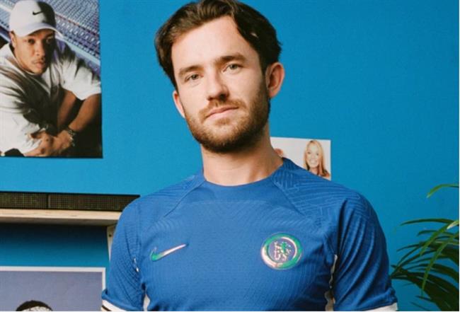 Chelsea ra mat ao dau moi khong co nha tai tro