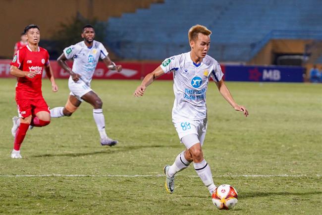 Tô Văn Vũ phung phí cơ hội trước khung thành của Viettel FC