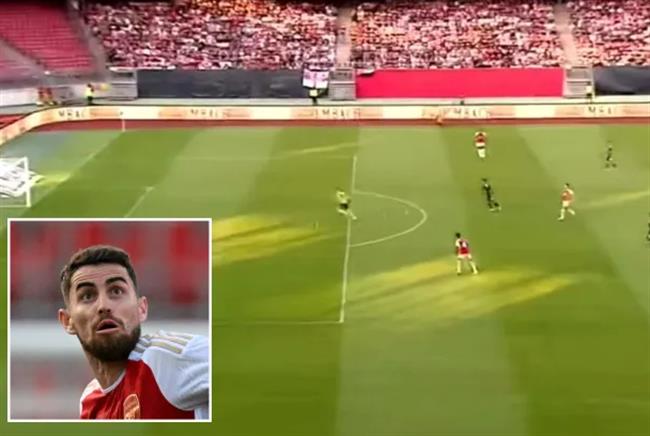 Jorginho phản lưới nhà ở cự ly 30m