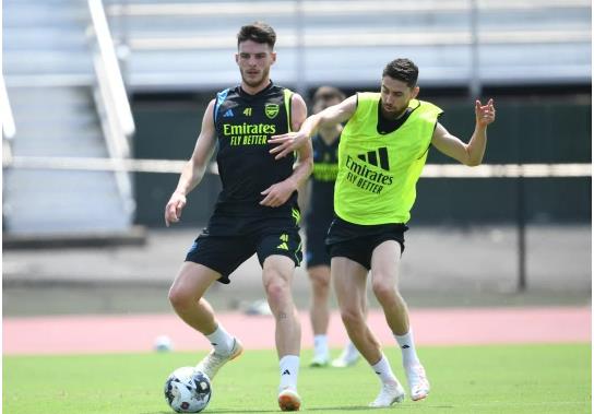 Wayne Rooney bat ngo chia se ve Declan Rice 