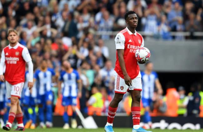 Eddie Nketiah thach thuc vi tri cua Gabriel Jesus