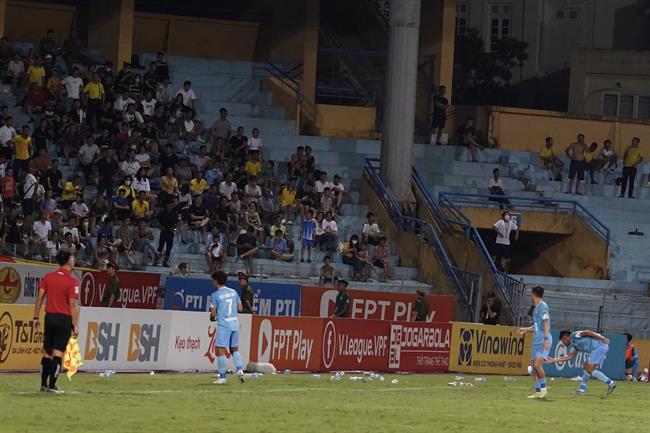 CĐV Nam Định ném vật thể lạ phản đối trọng tài ở trận gặp CLB Hà Nội 1