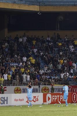 CĐV Nam Định ném vật thể lạ phản đối trọng tài ở trận gặp CLB Hà Nội 3