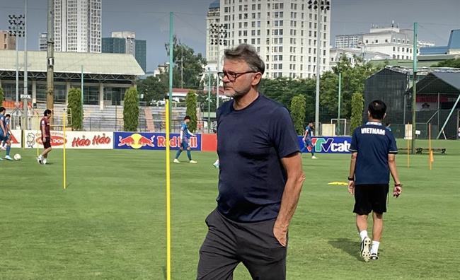 HLV Troussier xuất hiện trong buổi tập của U23 Việt Nam
