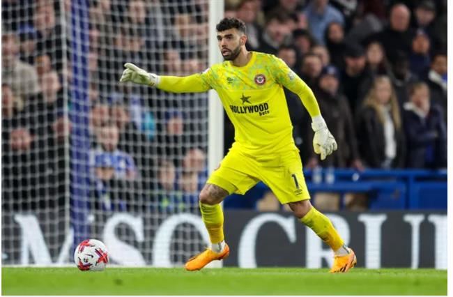 Arsenal muon gay soc voi David Raya