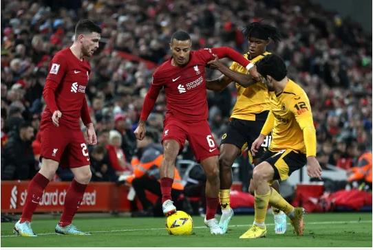 Thiago Alcantara trong mau ao Liverpool