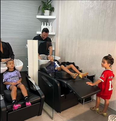 Con gái Ronaldo mặc áo đấu của Liverpool 1