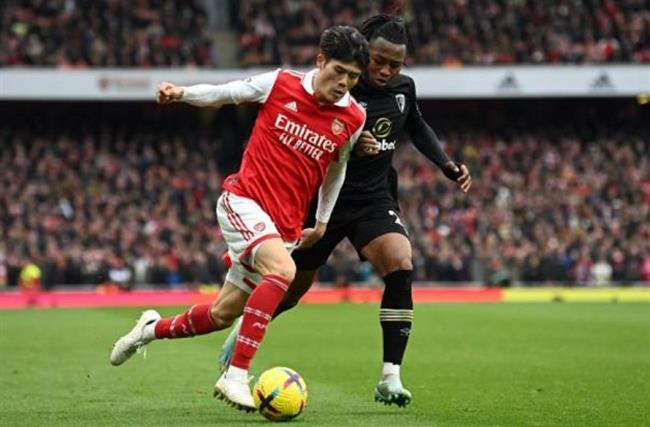 Fabrizio Romano tiet lo vu Takehiro Tomiyasu roi Arsenal