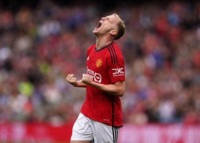MU san sang ban Donny Van de Beek
