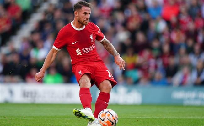 Mac Allister ngủ gật trong buổi họp trước trận đấu của Liverpool 1