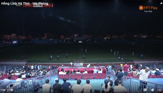 Sự cố mất điện khiến trận đấu giữa Hà Tĩnh và Hải Phòng bị gián đoạn