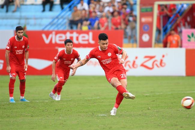 duc Chien miss pen Viettel vs CAHN 12/8