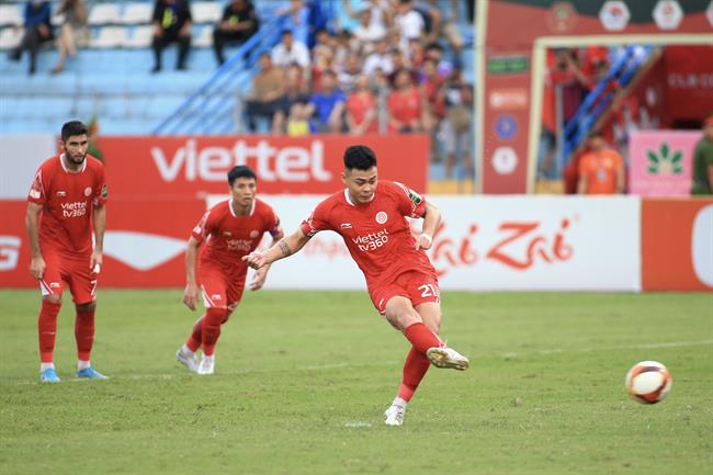 VIDEO: Filip Nguyễn trổ tài đánh bại Đức Chiến trong tình huống đá 11m