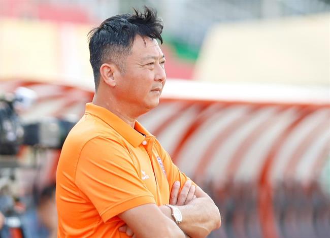 HLV Lê Huỳnh Đức nhắc nhở các học trò sau chiến thắng trước Nam Định