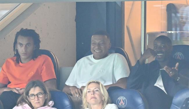 Mbappe cười tươi rói bất chấp án phạt của PSG 1 Mbappe cười tươi rói bất chấp án phạt của PSG 1