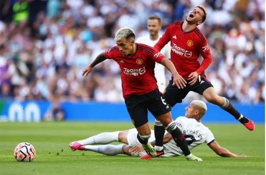 Gary Neville thất vọng với Mason Mount