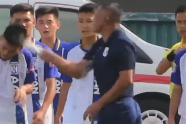 Sao trẻ của SLNA bị dạy dỗ ngay trên sân vì màn ăn mừng khiêu khích