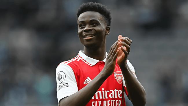 Bukayo Saka trong mau ao Arsenal 